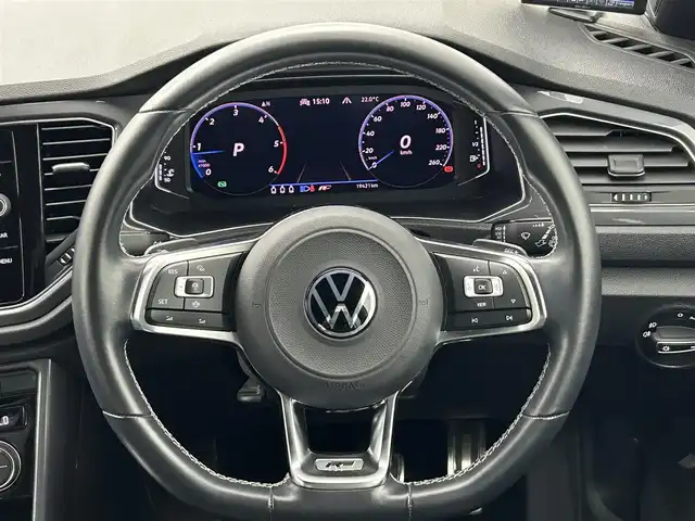 フォルクスワーゲン ＶＷ Ｔ－ロック TDI Rライン 熊本県 2021(令3)年 2万km ホワイトシルバーメタリック 禁煙車　/純正ナビ（ＡｐｐｌＣａｒＰｌａｙ・ＡｎｄｒｏｉｄＡｕｔｏ・フルセグ・ＢＴ・ＵＳＢ）/社外前後ドライブレコーダー　/ETC2.0/レーダークルーズコントロール/前後クリアランスソナー　/パワーバックドア　/衝突軽減ブレーキ/ブラインドスポットモニター/アイドリングストップ/横滑り防止　/純正フロアマット/ハーフレザーシート/純正19インチAW/オートライト/LEDヘッドライト/フォグライト/スマートキー/プッシュスタート/スペアキー1本/取扱説明書