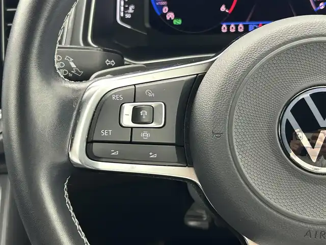 フォルクスワーゲン ＶＷ Ｔ－ロック TDI Rライン 熊本県 2021(令3)年 2万km ホワイトシルバーメタリック 禁煙車　/純正ナビ（ＡｐｐｌＣａｒＰｌａｙ・ＡｎｄｒｏｉｄＡｕｔｏ・フルセグ・ＢＴ・ＵＳＢ）/社外前後ドライブレコーダー　/ETC2.0/レーダークルーズコントロール/前後クリアランスソナー　/パワーバックドア　/衝突軽減ブレーキ/ブラインドスポットモニター/アイドリングストップ/横滑り防止　/純正フロアマット/ハーフレザーシート/純正19インチAW/オートライト/LEDヘッドライト/フォグライト/スマートキー/プッシュスタート/スペアキー1本/取扱説明書