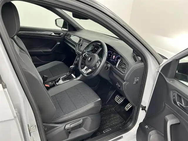 フォルクスワーゲン ＶＷ Ｔ－ロック TDI Rライン 熊本県 2021(令3)年 2万km ホワイトシルバーメタリック 禁煙車　/純正ナビ（ＡｐｐｌＣａｒＰｌａｙ・ＡｎｄｒｏｉｄＡｕｔｏ・フルセグ・ＢＴ・ＵＳＢ）/社外前後ドライブレコーダー　/ETC2.0/レーダークルーズコントロール/前後クリアランスソナー　/パワーバックドア　/衝突軽減ブレーキ/ブラインドスポットモニター/アイドリングストップ/横滑り防止　/純正フロアマット/ハーフレザーシート/純正19インチAW/オートライト/LEDヘッドライト/フォグライト/スマートキー/プッシュスタート/スペアキー1本/取扱説明書