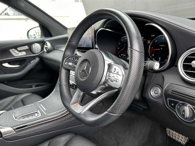 メルセデス・ベンツ ＧＬＣ２２０ d 4マチック AMGライン 道東・釧路十勝 2020(令2)年 6万km オブシディアンブラック ワンオーナー/レーダーセーフティーパッケージ/　・アクティブディスタンスアシストディストロニック/　・アクティブレーンキーピングアシスト/　・アクティブブラインドスポットアシスト/レザーエクスクルーシブパッケージ/　・ヘッドアップディスプレイ/　・Burmesterサウンド/　・シートベンチレーター(前席)/AMGライン/　・LEDヘッドライト/オートライト/　・アダプティブハイビームアシスト/パノラミックスライディングルーフ/純正メモリナビ/TV/BT/USB/黒革/シートヒーター(全席)/メモリ付きパワーシート(前席)/パワーバックドア/フットトランクオープナー/360°カメラ/エアサスペンション/純正ドライブレコーダー(前後)/ワイヤレス充電/パドルシフト/ETC2.0