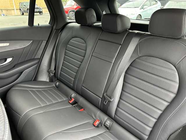 メルセデス・ベンツ ＧＬＣ２２０ d 4マチック AMGライン 道東・釧路十勝 2020(令2)年 6万km オブシディアンブラック ワンオーナー/レーダーセーフティーパッケージ/　・アクティブディスタンスアシストディストロニック/　・アクティブレーンキーピングアシスト/　・アクティブブラインドスポットアシスト/レザーエクスクルーシブパッケージ/　・ヘッドアップディスプレイ/　・Burmesterサウンド/　・シートベンチレーター(前席)/AMGライン/　・LEDヘッドライト/オートライト/　・アダプティブハイビームアシスト/パノラミックスライディングルーフ/純正メモリナビ/TV/BT/USB/黒革/シートヒーター(全席)/メモリ付きパワーシート(前席)/パワーバックドア/フットトランクオープナー/360°カメラ/エアサスペンション/純正ドライブレコーダー(前後)/ワイヤレス充電/パドルシフト/ETC2.0