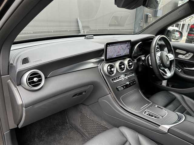 メルセデス・ベンツ ＧＬＣ２２０ d 4マチック AMGライン 道東・釧路十勝 2020(令2)年 6万km オブシディアンブラック ワンオーナー/レーダーセーフティーパッケージ/　・アクティブディスタンスアシストディストロニック/　・アクティブレーンキーピングアシスト/　・アクティブブラインドスポットアシスト/レザーエクスクルーシブパッケージ/　・ヘッドアップディスプレイ/　・Burmesterサウンド/　・シートベンチレーター(前席)/AMGライン/　・LEDヘッドライト/オートライト/　・アダプティブハイビームアシスト/パノラミックスライディングルーフ/純正メモリナビ/TV/BT/USB/黒革/シートヒーター(全席)/メモリ付きパワーシート(前席)/パワーバックドア/フットトランクオープナー/360°カメラ/エアサスペンション/純正ドライブレコーダー(前後)/ワイヤレス充電/パドルシフト/ETC2.0