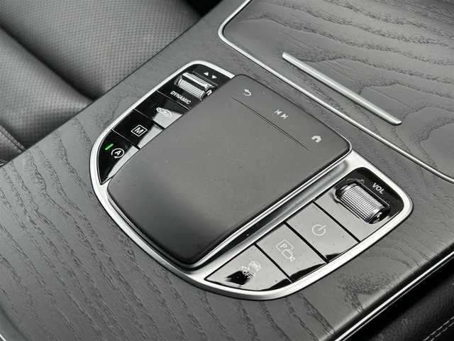 メルセデス・ベンツ ＧＬＣ２２０ d 4マチック AMGライン 道東・釧路十勝 2020(令2)年 6万km オブシディアンブラック ワンオーナー/レーダーセーフティーパッケージ/　・アクティブディスタンスアシストディストロニック/　・アクティブレーンキーピングアシスト/　・アクティブブラインドスポットアシスト/レザーエクスクルーシブパッケージ/　・ヘッドアップディスプレイ/　・Burmesterサウンド/　・シートベンチレーター(前席)/AMGライン/　・LEDヘッドライト/オートライト/　・アダプティブハイビームアシスト/パノラミックスライディングルーフ/純正メモリナビ/TV/BT/USB/黒革/シートヒーター(全席)/メモリ付きパワーシート(前席)/パワーバックドア/フットトランクオープナー/360°カメラ/エアサスペンション/純正ドライブレコーダー(前後)/ワイヤレス充電/パドルシフト/ETC2.0