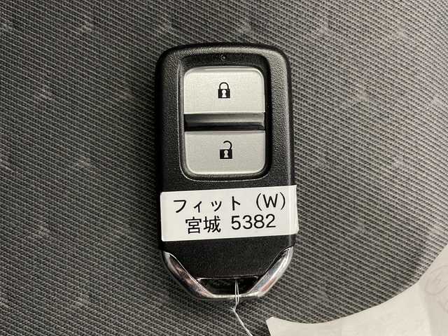 ホンダ フィット ベーシック 道央・札幌 2023(令5)年 1.5万km プラチナホワイトパール ・４WD/ホンダセンシング/・レーダークルーズコントロール/・衝突被害軽減ブレーキ/・レーンキープアシスト/・社外ナビ/・Bluetooth/USB/・バックカメラ/・フロントワイパーデアイサー/・オートライト/・スマートキー/プッシュスタート/・横滑り防止装置/盗難防止装置/・ABS/・ETC