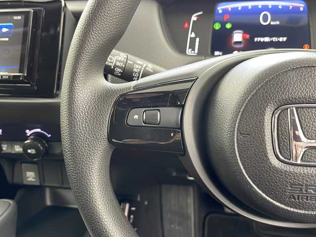 ホンダ フィット ベーシック 道央・札幌 2023(令5)年 1.5万km プラチナホワイトパール ・４WD/ホンダセンシング/・レーダークルーズコントロール/・衝突被害軽減ブレーキ/・レーンキープアシスト/・社外ナビ/・Bluetooth/USB/・バックカメラ/・フロントワイパーデアイサー/・オートライト/・スマートキー/プッシュスタート/・横滑り防止装置/盗難防止装置/・ABS/・ETC