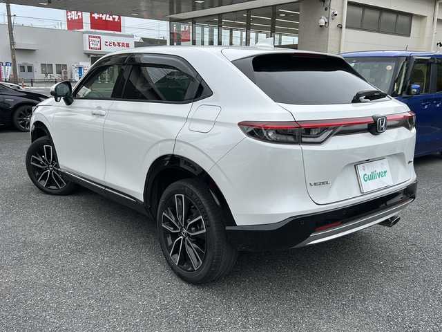 ホンダ ヴェゼル ハイブリッド e:HEV Z 埼玉県 2022(令4)年 3.3万km プラチナホワイトパール ワンオーナー/運転席エアバッグ	/助手席エアバッグ	/サイドエアバッグ	/ABS(アンチロックブレーキ)/トラクションコントロール	/前席シートベルトプリテンショナー	/前席シートベルトフォースリミッター/後席３点式シートベルト	/ブレーキアシスト	/衝突安全ボディー	採用/EBD（電子制動力配分装置）	/盗難防止システム	/その他安全装備	VSA(ABS+TCS+横すべり抑制) ヒルディセントコントロール/エアコン	フルオート/パワーウィンドウ	/集中ドアロック	/ステアリングテレスコピック機構	/ステアリングチルト機構	/クルーズコントロール	/本革巻きステアリング	/アルミホイール	18インチ標準/分割可倒式リアシート	分割式/UVカットガラス	/プライバシーガラス