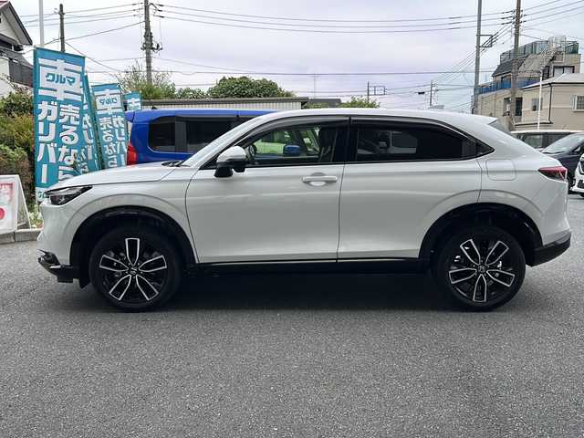 ホンダ ヴェゼル ハイブリッド e:HEV Z 埼玉県 2022(令4)年 3.3万km プラチナホワイトパール ワンオーナー/運転席エアバッグ	/助手席エアバッグ	/サイドエアバッグ	/ABS(アンチロックブレーキ)/トラクションコントロール	/前席シートベルトプリテンショナー	/前席シートベルトフォースリミッター/後席３点式シートベルト	/ブレーキアシスト	/衝突安全ボディー	採用/EBD（電子制動力配分装置）	/盗難防止システム	/その他安全装備	VSA(ABS+TCS+横すべり抑制) ヒルディセントコントロール/エアコン	フルオート/パワーウィンドウ	/集中ドアロック	/ステアリングテレスコピック機構	/ステアリングチルト機構	/クルーズコントロール	/本革巻きステアリング	/アルミホイール	18インチ標準/分割可倒式リアシート	分割式/UVカットガラス	/プライバシーガラス