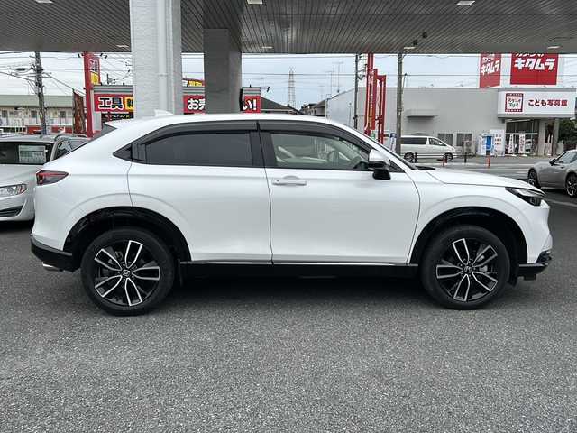 ホンダ ヴェゼル ハイブリッド e:HEV Z 埼玉県 2022(令4)年 3.3万km プラチナホワイトパール ワンオーナー/運転席エアバッグ	/助手席エアバッグ	/サイドエアバッグ	/ABS(アンチロックブレーキ)/トラクションコントロール	/前席シートベルトプリテンショナー	/前席シートベルトフォースリミッター/後席３点式シートベルト	/ブレーキアシスト	/衝突安全ボディー	採用/EBD（電子制動力配分装置）	/盗難防止システム	/その他安全装備	VSA(ABS+TCS+横すべり抑制) ヒルディセントコントロール/エアコン	フルオート/パワーウィンドウ	/集中ドアロック	/ステアリングテレスコピック機構	/ステアリングチルト機構	/クルーズコントロール	/本革巻きステアリング	/アルミホイール	18インチ標準/分割可倒式リアシート	分割式/UVカットガラス	/プライバシーガラス