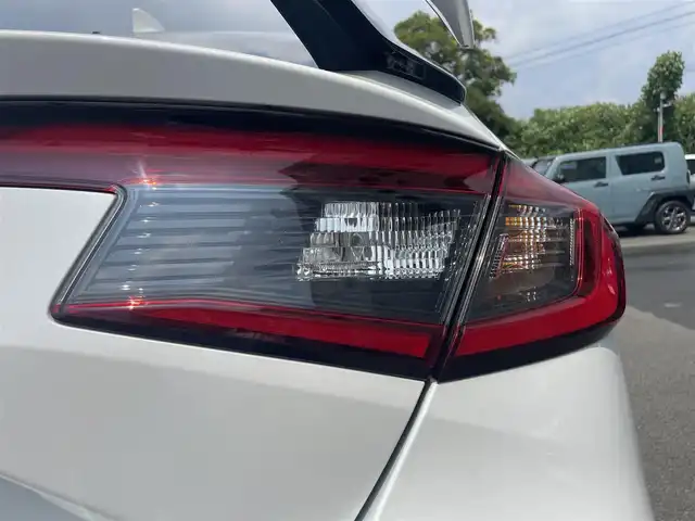 ホンダ シビック EX 静岡県 2023(令5)年 0.5万km プラチナホワイトパール HondaSENSING/HondaCONNECTディスプレー/　AM FM Bluetooth スマホ連携/バックカメラ/アダプティブクルーズコントロール/ブラインドスポットモニタリング/前後クリアランスソナー/前席シートヒーター/前席パワーシート/電動パーキングブレーキ/オートブレーキホールド/6速MT/リアウイング/ワイヤレス充電/USBジャック/スマートキー×2本/ETC2.0/BOSEプレミアムサウンド