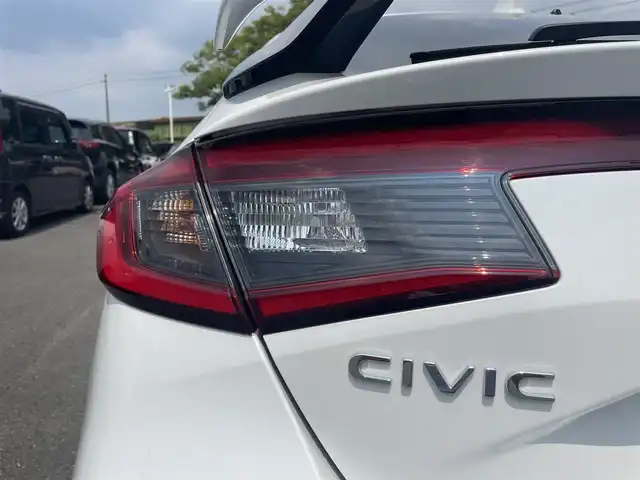 ホンダ シビック EX 静岡県 2023(令5)年 0.5万km プラチナホワイトパール HondaSENSING/HondaCONNECTディスプレー/　AM FM Bluetooth スマホ連携/バックカメラ/アダプティブクルーズコントロール/ブラインドスポットモニタリング/前後クリアランスソナー/前席シートヒーター/前席パワーシート/電動パーキングブレーキ/オートブレーキホールド/6速MT/リアウイング/ワイヤレス充電/USBジャック/スマートキー×2本/ETC2.0/BOSEプレミアムサウンド