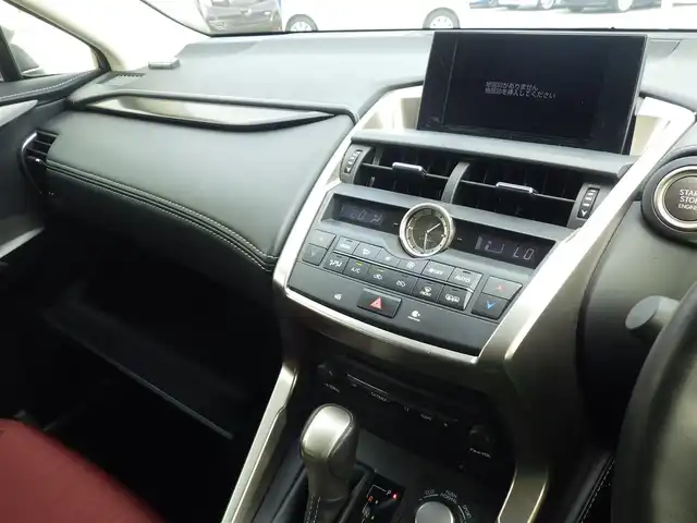 レクサス ＮＸ 200t 千葉県 2014(平26)年 6万km ソニックチタニウム Lexus Safety System+/・プリクラッシュセーフティ/・レーンディパーチャーアラート/・オートハイビーム/・レーダークルーズコントロール/パワーバックドア/前席パワーシート/ハーフレザーシート/純正SDナビ/地デジTV/【DVD/CD再生機能　Bluetooth接続】/サイド/バックカメラ/ドライブレコーダー（前後撮影）/革巻きステアリング/ステアリングスイッチ/パドルシフト/ETC/LEDヘッドライト/フォグライト/ウインカーミラー/純正17インチアルミホイル/サイド/カーテンエアバッグ/スマートキー