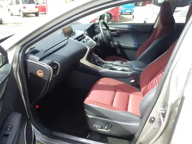 レクサス ＮＸ 200t 千葉県 2014(平26)年 6万km ソニックチタニウム Lexus Safety System+/・プリクラッシュセーフティ/・レーンディパーチャーアラート/・オートハイビーム/・レーダークルーズコントロール/パワーバックドア/前席パワーシート/ハーフレザーシート/純正SDナビ/地デジTV/【DVD/CD再生機能　Bluetooth接続】/サイド/バックカメラ/ドライブレコーダー（前後撮影）/革巻きステアリング/ステアリングスイッチ/パドルシフト/ETC/LEDヘッドライト/フォグライト/ウインカーミラー/純正17インチアルミホイル/サイド/カーテンエアバッグ/スマートキー