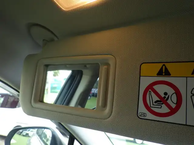 レクサス ＮＸ 200t 千葉県 2014(平26)年 6万km ソニックチタニウム Lexus Safety System+/・プリクラッシュセーフティ/・レーンディパーチャーアラート/・オートハイビーム/・レーダークルーズコントロール/パワーバックドア/前席パワーシート/ハーフレザーシート/純正SDナビ/地デジTV/【DVD/CD再生機能　Bluetooth接続】/サイド/バックカメラ/ドライブレコーダー（前後撮影）/革巻きステアリング/ステアリングスイッチ/パドルシフト/ETC/LEDヘッドライト/フォグライト/ウインカーミラー/純正17インチアルミホイル/サイド/カーテンエアバッグ/スマートキー