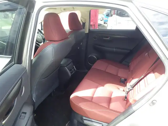 レクサス ＮＸ 200t 千葉県 2014(平26)年 6万km ソニックチタニウム Lexus Safety System+/・プリクラッシュセーフティ/・レーンディパーチャーアラート/・オートハイビーム/・レーダークルーズコントロール/パワーバックドア/前席パワーシート/ハーフレザーシート/純正SDナビ/地デジTV/【DVD/CD再生機能　Bluetooth接続】/サイド/バックカメラ/ドライブレコーダー（前後撮影）/革巻きステアリング/ステアリングスイッチ/パドルシフト/ETC/LEDヘッドライト/フォグライト/ウインカーミラー/純正17インチアルミホイル/サイド/カーテンエアバッグ/スマートキー