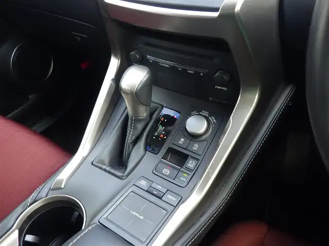 レクサス ＮＸ 200t 千葉県 2014(平26)年 6万km ソニックチタニウム Lexus Safety System+/・プリクラッシュセーフティ/・レーンディパーチャーアラート/・オートハイビーム/・レーダークルーズコントロール/パワーバックドア/前席パワーシート/ハーフレザーシート/純正SDナビ/地デジTV/【DVD/CD再生機能　Bluetooth接続】/サイド/バックカメラ/ドライブレコーダー（前後撮影）/革巻きステアリング/ステアリングスイッチ/パドルシフト/ETC/LEDヘッドライト/フォグライト/ウインカーミラー/純正17インチアルミホイル/サイド/カーテンエアバッグ/スマートキー