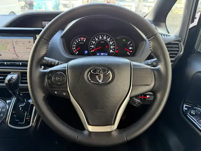 トヨタ ヴォクシー ZS 煌Ⅱ 兵庫県 2019(令1)年 3.6万km イナズマスパーキングブラックガラスフレーク 社外8インチナビ（Bluetooth接続/AM/FM/CD/DVD/フルセグTV）/社外ビルトインETC/バックカメラ/クルーズコントロール/両側パワースライドドア/トヨタセーフティセンス/純正16インチアルミホイール/スマートキー/前後ドライブレコーダー/コーナーセンサー/レーンキープアシスト/横滑り防止装置/盗難防止装置/衝突被害軽減システム/オートマチックハイビーム