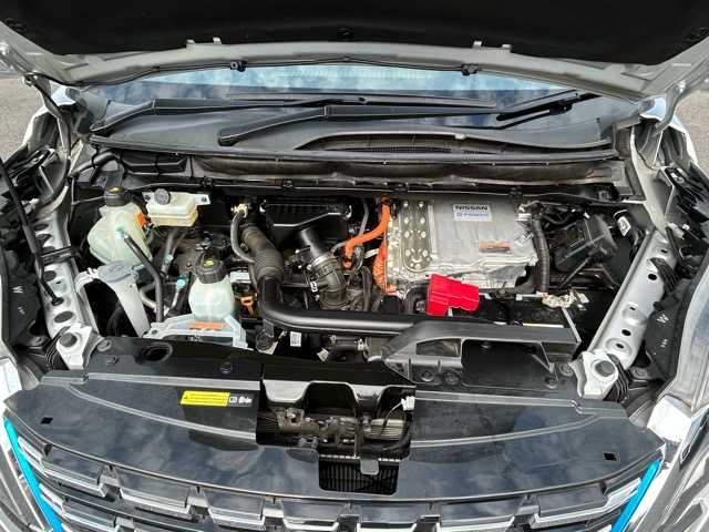 日産 セレナ e－パワー ハイウェイスター V 千葉県 2020(令2)年 5.4万km ブリリアントシルバー 純正10インチワイドナビ/フリップダウンモニター/CD/DVD/Bluetooth/フルセグTV/ETC/ドライブレコーダー/両側パワースライドドア/アラウンドビューモニター/セーフティパックB/エマージェンシーブレーキ/プロパイロット/インテリジェントパーキングアシスト/ブラインドスポットモニター/車線逸脱警報/車線逸脱防止支援/標識認識機能/純正15インチアルミホイール/純正フロアマット/保証書・取扱説明書