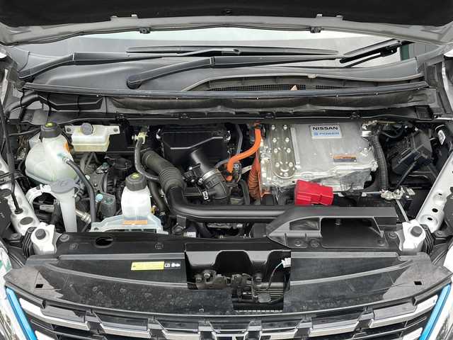 日産 セレナ e－パワー ハイウェイスター V 山口県 2020(令2)年 5.5万km ブリリアントシルバー フリップダウンモニター/純正10インチワイドナビ/・CDチェンジャー/・DVD再生機能有/・Bluetooth接続/・フルセグTV/アラウンドビューモニター/ビルトインETC/ドライブレコーダー/両側パワースライドドア/USB入力端子/セーフティパックB/エマージェンシーブレーキ/プロパイロット/インテリジェントパーキングアシスト/ブラインドスポットモニター/車線逸脱警報/車線逸脱防止支援/標識認識機能/純正15インチアルミホイール/純正フロアマット/ドアバイザー/ウィンカーミラー/保証書・取扱説明書