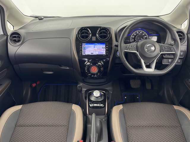 日産 ノート e－パワー メダリスト FOUR 秋田県 2020(令2)年 2.5万km ブリリアントホワイトパール 4WD/純正メモリナビ（DVD/BT/フルセグTV）/アラウンドビューモニター/バックカメラ/純正ドライブレコーダー/ETC/日産インテリジェントセーフティ/レーダークルーズコントロール/レーンキープアシスト/クリアランスソナー/衝突軽減ブレーキ/横滑り防止装置/ハーフレザーシート/LEDヘッドランプ/フォグランプ/革巻きステアリング/ステアリングリモコン/純正フロアマット/純正ドアバイザー/純正AW