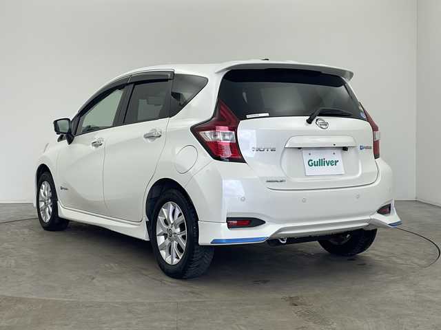 日産 ノート e－パワー メダリスト FOUR 秋田県 2020(令2)年 2.5万km ブリリアントホワイトパール 4WD/純正メモリナビ（DVD/BT/フルセグTV）/アラウンドビューモニター/バックカメラ/純正ドライブレコーダー/ETC/日産インテリジェントセーフティ/レーダークルーズコントロール/レーンキープアシスト/クリアランスソナー/衝突軽減ブレーキ/横滑り防止装置/ハーフレザーシート/LEDヘッドランプ/フォグランプ/革巻きステアリング/ステアリングリモコン/純正フロアマット/純正ドアバイザー/純正AW
