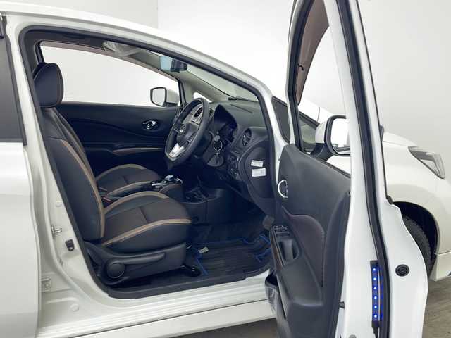 日産 ノート e－パワー メダリスト FOUR 秋田県 2020(令2)年 2.5万km ブリリアントホワイトパール 4WD/純正メモリナビ（DVD/BT/フルセグTV）/アラウンドビューモニター/バックカメラ/純正ドライブレコーダー/ETC/日産インテリジェントセーフティ/レーダークルーズコントロール/レーンキープアシスト/クリアランスソナー/衝突軽減ブレーキ/横滑り防止装置/ハーフレザーシート/LEDヘッドランプ/フォグランプ/革巻きステアリング/ステアリングリモコン/純正フロアマット/純正ドアバイザー/純正AW