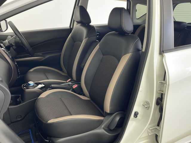 日産 ノート e－パワー メダリスト FOUR 秋田県 2020(令2)年 2.5万km ブリリアントホワイトパール 4WD/純正メモリナビ（DVD/BT/フルセグTV）/アラウンドビューモニター/バックカメラ/純正ドライブレコーダー/ETC/日産インテリジェントセーフティ/レーダークルーズコントロール/レーンキープアシスト/クリアランスソナー/衝突軽減ブレーキ/横滑り防止装置/ハーフレザーシート/LEDヘッドランプ/フォグランプ/革巻きステアリング/ステアリングリモコン/純正フロアマット/純正ドアバイザー/純正AW