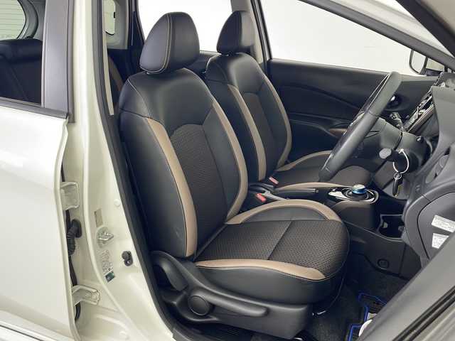 日産 ノート e－パワー メダリスト FOUR 秋田県 2020(令2)年 2.5万km ブリリアントホワイトパール 4WD/純正メモリナビ（DVD/BT/フルセグTV）/アラウンドビューモニター/バックカメラ/純正ドライブレコーダー/ETC/日産インテリジェントセーフティ/レーダークルーズコントロール/レーンキープアシスト/クリアランスソナー/衝突軽減ブレーキ/横滑り防止装置/ハーフレザーシート/LEDヘッドランプ/フォグランプ/革巻きステアリング/ステアリングリモコン/純正フロアマット/純正ドアバイザー/純正AW