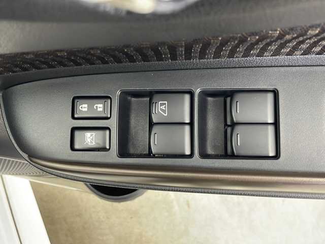 日産 ノート e－パワー メダリスト FOUR 秋田県 2020(令2)年 2.5万km ブリリアントホワイトパール 4WD/純正メモリナビ（DVD/BT/フルセグTV）/アラウンドビューモニター/バックカメラ/純正ドライブレコーダー/ETC/日産インテリジェントセーフティ/レーダークルーズコントロール/レーンキープアシスト/クリアランスソナー/衝突軽減ブレーキ/横滑り防止装置/ハーフレザーシート/LEDヘッドランプ/フォグランプ/革巻きステアリング/ステアリングリモコン/純正フロアマット/純正ドアバイザー/純正AW