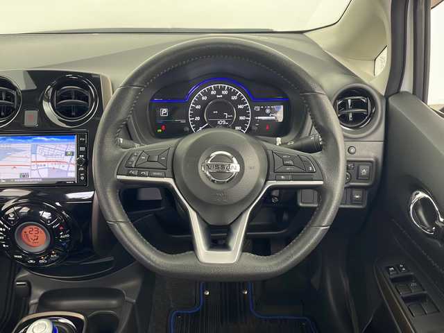 日産 ノート e－パワー メダリスト FOUR 秋田県 2020(令2)年 2.5万km ブリリアントホワイトパール 4WD/純正メモリナビ（DVD/BT/フルセグTV）/アラウンドビューモニター/バックカメラ/純正ドライブレコーダー/ETC/日産インテリジェントセーフティ/レーダークルーズコントロール/レーンキープアシスト/クリアランスソナー/衝突軽減ブレーキ/横滑り防止装置/ハーフレザーシート/LEDヘッドランプ/フォグランプ/革巻きステアリング/ステアリングリモコン/純正フロアマット/純正ドアバイザー/純正AW