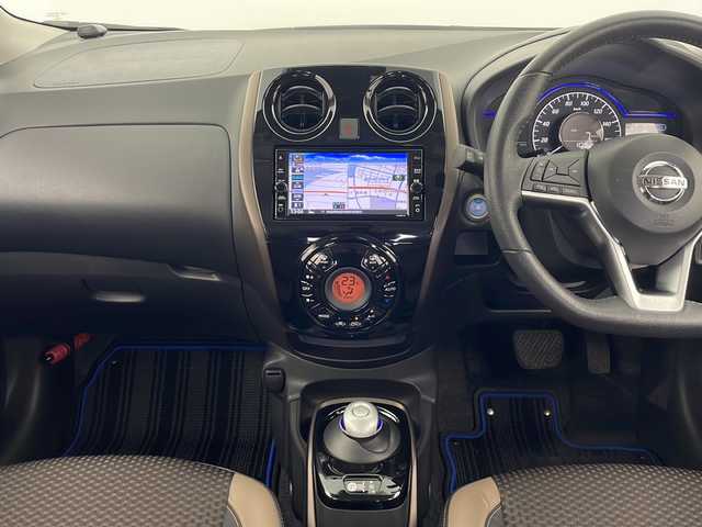 日産 ノート e－パワー メダリスト FOUR 秋田県 2020(令2)年 2.5万km ブリリアントホワイトパール 4WD/純正メモリナビ（DVD/BT/フルセグTV）/アラウンドビューモニター/バックカメラ/純正ドライブレコーダー/ETC/日産インテリジェントセーフティ/レーダークルーズコントロール/レーンキープアシスト/クリアランスソナー/衝突軽減ブレーキ/横滑り防止装置/ハーフレザーシート/LEDヘッドランプ/フォグランプ/革巻きステアリング/ステアリングリモコン/純正フロアマット/純正ドアバイザー/純正AW