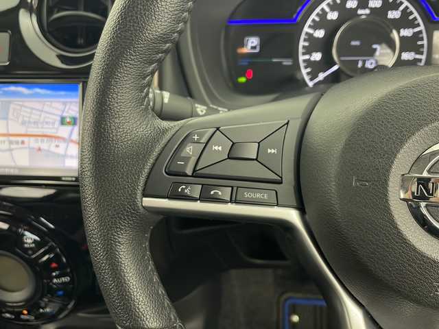 日産 ノート e－パワー メダリスト FOUR 秋田県 2020(令2)年 2.5万km ブリリアントホワイトパール 4WD/純正メモリナビ（DVD/BT/フルセグTV）/アラウンドビューモニター/バックカメラ/純正ドライブレコーダー/ETC/日産インテリジェントセーフティ/レーダークルーズコントロール/レーンキープアシスト/クリアランスソナー/衝突軽減ブレーキ/横滑り防止装置/ハーフレザーシート/LEDヘッドランプ/フォグランプ/革巻きステアリング/ステアリングリモコン/純正フロアマット/純正ドアバイザー/純正AW