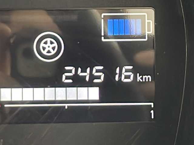 日産 ノート e－パワー メダリスト FOUR 秋田県 2020(令2)年 2.5万km ブリリアントホワイトパール 4WD/純正メモリナビ（DVD/BT/フルセグTV）/アラウンドビューモニター/バックカメラ/純正ドライブレコーダー/ETC/日産インテリジェントセーフティ/レーダークルーズコントロール/レーンキープアシスト/クリアランスソナー/衝突軽減ブレーキ/横滑り防止装置/ハーフレザーシート/LEDヘッドランプ/フォグランプ/革巻きステアリング/ステアリングリモコン/純正フロアマット/純正ドアバイザー/純正AW