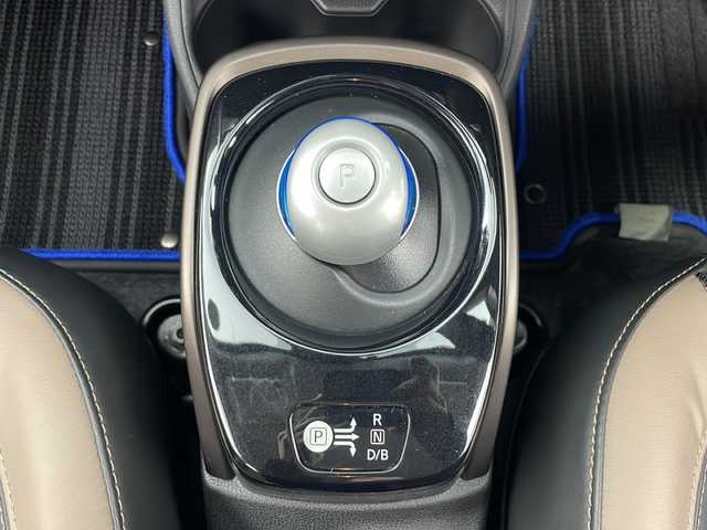 日産 ノート e－パワー メダリスト FOUR 秋田県 2020(令2)年 2.5万km ブリリアントホワイトパール 4WD/純正メモリナビ（DVD/BT/フルセグTV）/アラウンドビューモニター/バックカメラ/純正ドライブレコーダー/ETC/日産インテリジェントセーフティ/レーダークルーズコントロール/レーンキープアシスト/クリアランスソナー/衝突軽減ブレーキ/横滑り防止装置/ハーフレザーシート/LEDヘッドランプ/フォグランプ/革巻きステアリング/ステアリングリモコン/純正フロアマット/純正ドアバイザー/純正AW