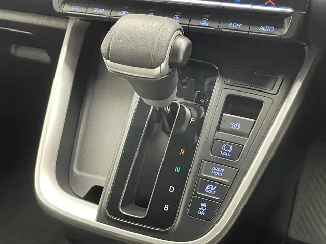 トヨタ ノア ハイブリッド S－Z 愛知県 2023(令5)年 3.5万km アティチュードブラックマイカ 純正１０．５型ナビ　ＢＳＭ　禁煙車　快適利便Ｈｉｇｈ　ＤＶＤデッキ　シートヒーター　ハンドルヒーター　電動リアゲート　両側パワスラ　ＡＣ１００Ｖ電源　前後ドラレコ　セーフティセンス　衝突軽減　ＬＥＤオートライト　フォグランプ　追従クルコン　コーナーセンサー　フォグランプ　USB　タイプC　オットマン　ハーフレザー　電動パーキング　オートホールド