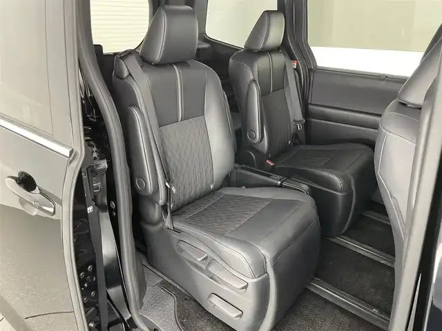 トヨタ ノア ハイブリッド S－Z 愛知県 2023(令5)年 3.5万km アティチュードブラックマイカ 純正１０．５型ナビ　ＢＳＭ　禁煙車　快適利便Ｈｉｇｈ　ＤＶＤデッキ　シートヒーター　ハンドルヒーター　電動リアゲート　両側パワスラ　ＡＣ１００Ｖ電源　前後ドラレコ　セーフティセンス　衝突軽減　ＬＥＤオートライト　フォグランプ　追従クルコン　コーナーセンサー　フォグランプ　USB　タイプC　オットマン　ハーフレザー　電動パーキング　オートホールド