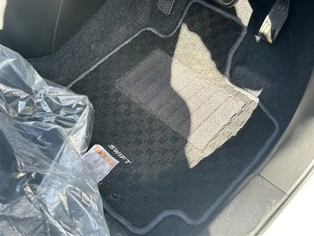 スズキ スイフト XL 大阪府 2017(平29)年 3.9万km ピュアホワイトP ナビ　/フルセグ　/Ｂｌｕｅｔｏｏｔｈ　/シートヒーター　/レーダークルーズコントロール　/衝突軽減ブレーキ　/前後コーナーセンサー　/オートハイビーム　/ＥＴＣ　/スマートキー　/アイドリングストップ