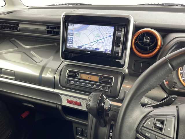 スズキ スペーシア ギア HYBRID XZターボ 愛知県 2020(令2)年 3.9万km ツールグリーンパールメタリック/ガンメタリック2トーンルーフ 純正SDナビ（AVIC-RWS901II）/AM/FM/CD/DVD/フルセグTV/BT/iPod/USB/AUX/ビルトインETC/両側パワースライドドア/電動格納ウィンカーミラー/シートヒーター（D/N席）/スズキセーフティサポート/・デュアルカメラブレーキサポート/・後退時ブレーキサポート/・誤発進抑制機能（前進・後退時）/・車線逸脱警報/・ふらつき警報/・先行車発進お知らせ機能/・ハイビームアシスト/・ロードサインアシスト/・オートクルーズコントロール/アイドリングストップ/革巻きステアリング/ステアリングスイッチ/パドルシフト/LEDオートヘッドライト/LEDフォグライト/後席用サーキュレーター/運転席シート背面折りたたみテーブル/ISOFIX