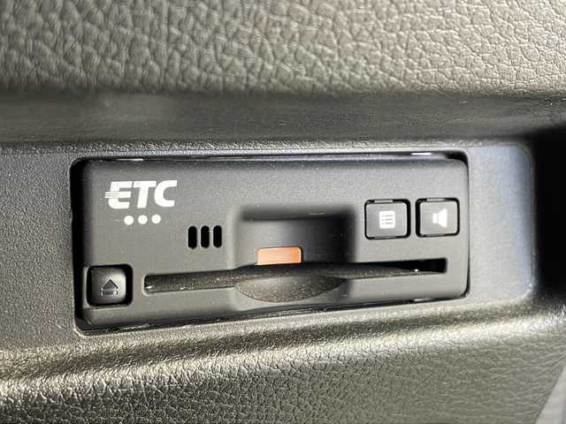 スズキ スペーシア ギア HYBRID XZターボ 愛知県 2020(令2)年 3.9万km ツールグリーンパールメタリック/ガンメタリック2トーンルーフ 純正SDナビ（AVIC-RWS901II）/AM/FM/CD/DVD/フルセグTV/BT/iPod/USB/AUX/ビルトインETC/両側パワースライドドア/電動格納ウィンカーミラー/シートヒーター（D/N席）/スズキセーフティサポート/・デュアルカメラブレーキサポート/・後退時ブレーキサポート/・誤発進抑制機能（前進・後退時）/・車線逸脱警報/・ふらつき警報/・先行車発進お知らせ機能/・ハイビームアシスト/・ロードサインアシスト/・オートクルーズコントロール/アイドリングストップ/革巻きステアリング/ステアリングスイッチ/パドルシフト/LEDオートヘッドライト/LEDフォグライト/後席用サーキュレーター/運転席シート背面折りたたみテーブル/ISOFIX