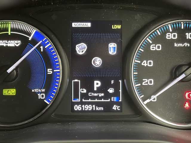 三菱 アウトランダー ＰＨＥＶ Sエディション 宮城県 2019(令1)年 6.2万km アメジストブラック/シルキーホワイト サンルーフ/マルチアラウンドモニター/e-Assist/・アダプティブクルーズコントロール/・衝突被害軽減ブレーキ/・車線逸脱防止機能/・踏み間違い防止アシスト/・オートマチックハイビーム/純正ディスプレイオーディオ/(AM.FM.BT.USB)/フルセグTV/AC100V電源/前席パワーシート/前席シートヒーター/革巻ステアリング/ステアリングヒーター/ステアリングスイッチ/パドルシフト/パワーバックドア/LEDヘッドライト/LEDフォグランプ/純正フロアマット/純正18インチAW