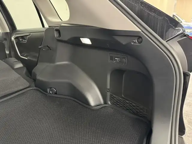 トヨタ ＲＡＶ４ G Zパッケージ 三重県 2022(令4)年 1.8万km アティチュードブラックマイカ ガソリン/4WD/MTモード付フロアCVT/純正 9インチディスプレイオーディオ＆ナビ/（AM/FM/USB/iPod/Bluetooth/TV/Miracast/CarPlay/AndroidAuto）/パノラミックビューモニター/ビルトインETC/Toyota Safety Sense/・プリクラッシュセーフティ/・レーントレーシングアシスト/・レーダークルコン（全車速追従機能付）/・オートハイビーム/・ブラインドスポットモニター/・リヤクロストラフィックアラート/・インテリジェントクリアランスソナー［パーキングサポートブレーキ（静止物＆後方接近車両）］/・ロードサインアシスト/・先行車発進告知機能/・ダウンヒルアシストコントロール/装備/・黒合皮シート/・ハンズフリーパワーバックドア/・デジタルインナーミラー/・シートヒーター＆ベンチレーション（D/N）/・ステアリングヒーター/・運転席パワーシート（メモリー付8way＋電動ランバーサポート）/・左右独立オートエアコン/・オートライト/・LED ヘッドライト＆フロントフォグライト/・マルチテレインセレクター（走行モード選択ダイヤル）/・ステアリングスイッチ/・電子パーキングブレーキ/・保/取/マルチ取/ナビ取/など