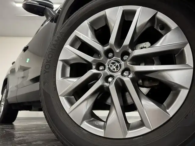 トヨタ ＲＡＶ４ G Zパッケージ 三重県 2022(令4)年 1.8万km アティチュードブラックマイカ ガソリン/4WD/MTモード付フロアCVT/純正 9インチディスプレイオーディオ＆ナビ/（AM/FM/USB/iPod/Bluetooth/TV/Miracast/CarPlay/AndroidAuto）/パノラミックビューモニター/ビルトインETC/Toyota Safety Sense/・プリクラッシュセーフティ/・レーントレーシングアシスト/・レーダークルコン（全車速追従機能付）/・オートハイビーム/・ブラインドスポットモニター/・リヤクロストラフィックアラート/・インテリジェントクリアランスソナー［パーキングサポートブレーキ（静止物＆後方接近車両）］/・ロードサインアシスト/・先行車発進告知機能/・ダウンヒルアシストコントロール/装備/・黒合皮シート/・ハンズフリーパワーバックドア/・デジタルインナーミラー/・シートヒーター＆ベンチレーション（D/N）/・ステアリングヒーター/・運転席パワーシート（メモリー付8way＋電動ランバーサポート）/・左右独立オートエアコン/・オートライト/・LED ヘッドライト＆フロントフォグライト/・マルチテレインセレクター（走行モード選択ダイヤル）/・ステアリングスイッチ/・電子パーキングブレーキ/・保/取/マルチ取/ナビ取/など