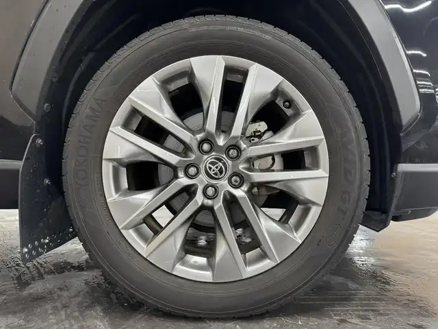 トヨタ ＲＡＶ４ G Zパッケージ 三重県 2022(令4)年 1.8万km アティチュードブラックマイカ ガソリン/4WD/MTモード付フロアCVT/純正 9インチディスプレイオーディオ＆ナビ/（AM/FM/USB/iPod/Bluetooth/TV/Miracast/CarPlay/AndroidAuto）/パノラミックビューモニター/ビルトインETC/Toyota Safety Sense/・プリクラッシュセーフティ/・レーントレーシングアシスト/・レーダークルコン（全車速追従機能付）/・オートハイビーム/・ブラインドスポットモニター/・リヤクロストラフィックアラート/・インテリジェントクリアランスソナー［パーキングサポートブレーキ（静止物＆後方接近車両）］/・ロードサインアシスト/・先行車発進告知機能/・ダウンヒルアシストコントロール/装備/・黒合皮シート/・ハンズフリーパワーバックドア/・デジタルインナーミラー/・シートヒーター＆ベンチレーション（D/N）/・ステアリングヒーター/・運転席パワーシート（メモリー付8way＋電動ランバーサポート）/・左右独立オートエアコン/・オートライト/・LED ヘッドライト＆フロントフォグライト/・マルチテレインセレクター（走行モード選択ダイヤル）/・ステアリングスイッチ/・電子パーキングブレーキ/・保/取/マルチ取/ナビ取/など