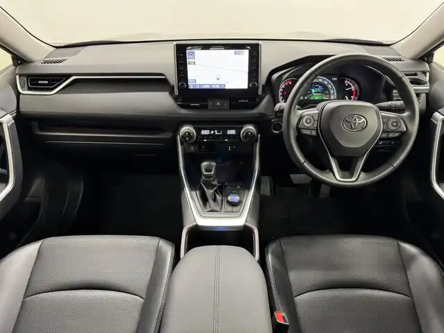 トヨタ ＲＡＶ４ G Zパッケージ 三重県 2022(令4)年 1.8万km アティチュードブラックマイカ ガソリン/4WD/MTモード付フロアCVT/純正 9インチディスプレイオーディオ＆ナビ/（AM/FM/USB/iPod/Bluetooth/TV/Miracast/CarPlay/AndroidAuto）/パノラミックビューモニター/ビルトインETC/Toyota Safety Sense/・プリクラッシュセーフティ/・レーントレーシングアシスト/・レーダークルコン（全車速追従機能付）/・オートハイビーム/・ブラインドスポットモニター/・リヤクロストラフィックアラート/・インテリジェントクリアランスソナー［パーキングサポートブレーキ（静止物＆後方接近車両）］/・ロードサインアシスト/・先行車発進告知機能/・ダウンヒルアシストコントロール/装備/・黒合皮シート/・ハンズフリーパワーバックドア/・デジタルインナーミラー/・シートヒーター＆ベンチレーション（D/N）/・ステアリングヒーター/・運転席パワーシート（メモリー付8way＋電動ランバーサポート）/・左右独立オートエアコン/・オートライト/・LED ヘッドライト＆フロントフォグライト/・マルチテレインセレクター（走行モード選択ダイヤル）/・ステアリングスイッチ/・電子パーキングブレーキ/・保/取/マルチ取/ナビ取/など