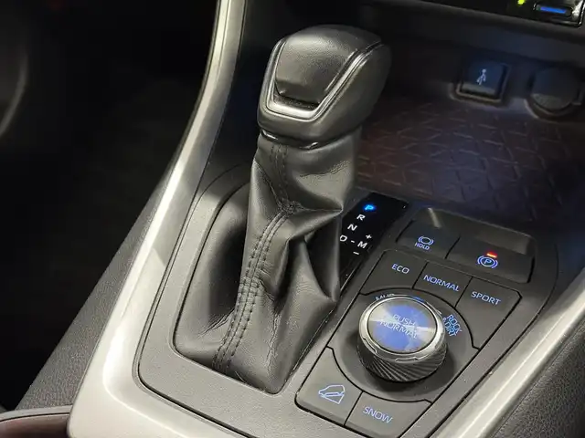 トヨタ ＲＡＶ４ G Zパッケージ 三重県 2022(令4)年 1.8万km アティチュードブラックマイカ ガソリン/4WD/MTモード付フロアCVT/純正 9インチディスプレイオーディオ＆ナビ/（AM/FM/USB/iPod/Bluetooth/TV/Miracast/CarPlay/AndroidAuto）/パノラミックビューモニター/ビルトインETC/Toyota Safety Sense/・プリクラッシュセーフティ/・レーントレーシングアシスト/・レーダークルコン（全車速追従機能付）/・オートハイビーム/・ブラインドスポットモニター/・リヤクロストラフィックアラート/・インテリジェントクリアランスソナー［パーキングサポートブレーキ（静止物＆後方接近車両）］/・ロードサインアシスト/・先行車発進告知機能/・ダウンヒルアシストコントロール/装備/・黒合皮シート/・ハンズフリーパワーバックドア/・デジタルインナーミラー/・シートヒーター＆ベンチレーション（D/N）/・ステアリングヒーター/・運転席パワーシート（メモリー付8way＋電動ランバーサポート）/・左右独立オートエアコン/・オートライト/・LED ヘッドライト＆フロントフォグライト/・マルチテレインセレクター（走行モード選択ダイヤル）/・ステアリングスイッチ/・電子パーキングブレーキ/・保/取/マルチ取/ナビ取/など