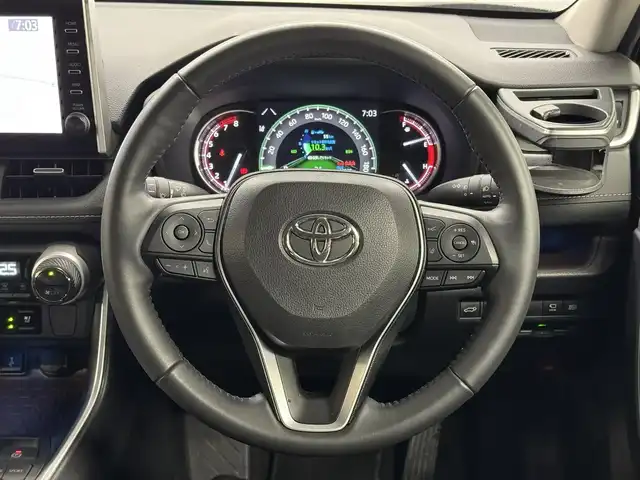 トヨタ ＲＡＶ４ G Zパッケージ 三重県 2022(令4)年 1.8万km アティチュードブラックマイカ ガソリン/4WD/MTモード付フロアCVT/純正 9インチディスプレイオーディオ＆ナビ/（AM/FM/USB/iPod/Bluetooth/TV/Miracast/CarPlay/AndroidAuto）/パノラミックビューモニター/ビルトインETC/Toyota Safety Sense/・プリクラッシュセーフティ/・レーントレーシングアシスト/・レーダークルコン（全車速追従機能付）/・オートハイビーム/・ブラインドスポットモニター/・リヤクロストラフィックアラート/・インテリジェントクリアランスソナー［パーキングサポートブレーキ（静止物＆後方接近車両）］/・ロードサインアシスト/・先行車発進告知機能/・ダウンヒルアシストコントロール/装備/・黒合皮シート/・ハンズフリーパワーバックドア/・デジタルインナーミラー/・シートヒーター＆ベンチレーション（D/N）/・ステアリングヒーター/・運転席パワーシート（メモリー付8way＋電動ランバーサポート）/・左右独立オートエアコン/・オートライト/・LED ヘッドライト＆フロントフォグライト/・マルチテレインセレクター（走行モード選択ダイヤル）/・ステアリングスイッチ/・電子パーキングブレーキ/・保/取/マルチ取/ナビ取/など