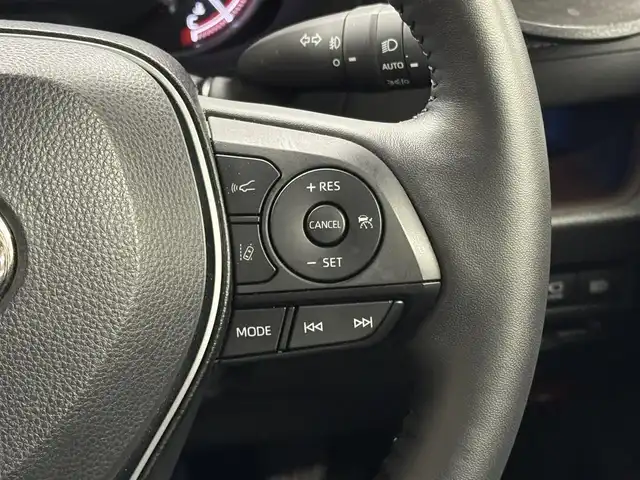 トヨタ ＲＡＶ４ G Zパッケージ 三重県 2022(令4)年 1.8万km アティチュードブラックマイカ ガソリン/4WD/MTモード付フロアCVT/純正 9インチディスプレイオーディオ＆ナビ/（AM/FM/USB/iPod/Bluetooth/TV/Miracast/CarPlay/AndroidAuto）/パノラミックビューモニター/ビルトインETC/Toyota Safety Sense/・プリクラッシュセーフティ/・レーントレーシングアシスト/・レーダークルコン（全車速追従機能付）/・オートハイビーム/・ブラインドスポットモニター/・リヤクロストラフィックアラート/・インテリジェントクリアランスソナー［パーキングサポートブレーキ（静止物＆後方接近車両）］/・ロードサインアシスト/・先行車発進告知機能/・ダウンヒルアシストコントロール/装備/・黒合皮シート/・ハンズフリーパワーバックドア/・デジタルインナーミラー/・シートヒーター＆ベンチレーション（D/N）/・ステアリングヒーター/・運転席パワーシート（メモリー付8way＋電動ランバーサポート）/・左右独立オートエアコン/・オートライト/・LED ヘッドライト＆フロントフォグライト/・マルチテレインセレクター（走行モード選択ダイヤル）/・ステアリングスイッチ/・電子パーキングブレーキ/・保/取/マルチ取/ナビ取/など