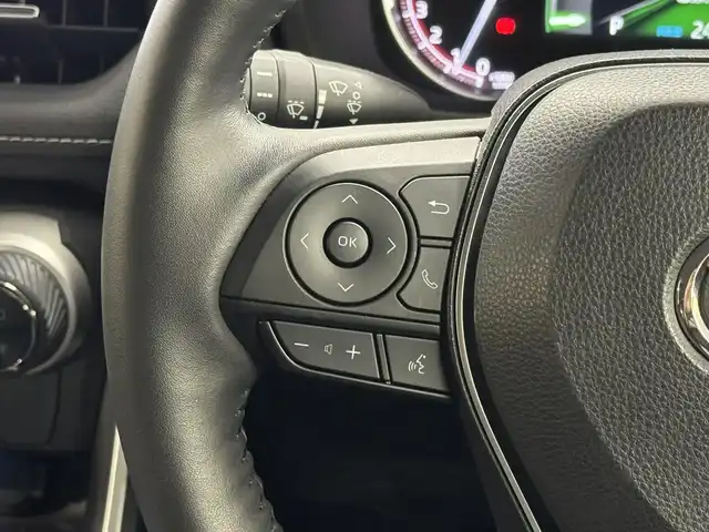 トヨタ ＲＡＶ４ G Zパッケージ 三重県 2022(令4)年 1.8万km アティチュードブラックマイカ ガソリン/4WD/MTモード付フロアCVT/純正 9インチディスプレイオーディオ＆ナビ/（AM/FM/USB/iPod/Bluetooth/TV/Miracast/CarPlay/AndroidAuto）/パノラミックビューモニター/ビルトインETC/Toyota Safety Sense/・プリクラッシュセーフティ/・レーントレーシングアシスト/・レーダークルコン（全車速追従機能付）/・オートハイビーム/・ブラインドスポットモニター/・リヤクロストラフィックアラート/・インテリジェントクリアランスソナー［パーキングサポートブレーキ（静止物＆後方接近車両）］/・ロードサインアシスト/・先行車発進告知機能/・ダウンヒルアシストコントロール/装備/・黒合皮シート/・ハンズフリーパワーバックドア/・デジタルインナーミラー/・シートヒーター＆ベンチレーション（D/N）/・ステアリングヒーター/・運転席パワーシート（メモリー付8way＋電動ランバーサポート）/・左右独立オートエアコン/・オートライト/・LED ヘッドライト＆フロントフォグライト/・マルチテレインセレクター（走行モード選択ダイヤル）/・ステアリングスイッチ/・電子パーキングブレーキ/・保/取/マルチ取/ナビ取/など