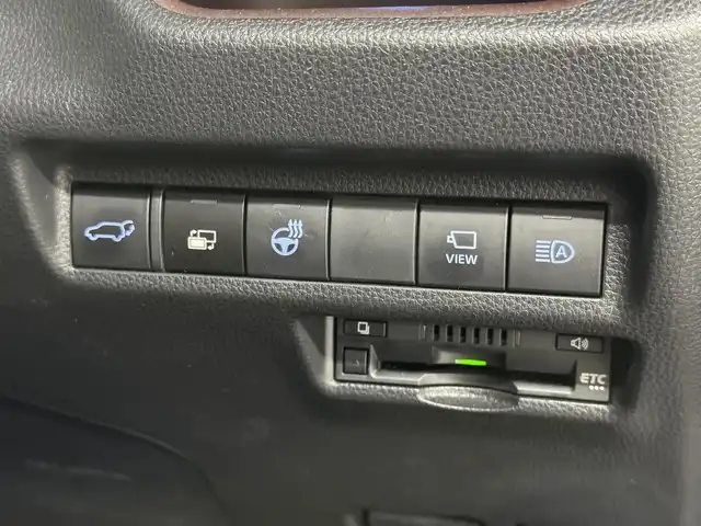 トヨタ ＲＡＶ４ G Zパッケージ 三重県 2022(令4)年 1.8万km アティチュードブラックマイカ ガソリン/4WD/MTモード付フロアCVT/純正 9インチディスプレイオーディオ＆ナビ/（AM/FM/USB/iPod/Bluetooth/TV/Miracast/CarPlay/AndroidAuto）/パノラミックビューモニター/ビルトインETC/Toyota Safety Sense/・プリクラッシュセーフティ/・レーントレーシングアシスト/・レーダークルコン（全車速追従機能付）/・オートハイビーム/・ブラインドスポットモニター/・リヤクロストラフィックアラート/・インテリジェントクリアランスソナー［パーキングサポートブレーキ（静止物＆後方接近車両）］/・ロードサインアシスト/・先行車発進告知機能/・ダウンヒルアシストコントロール/装備/・黒合皮シート/・ハンズフリーパワーバックドア/・デジタルインナーミラー/・シートヒーター＆ベンチレーション（D/N）/・ステアリングヒーター/・運転席パワーシート（メモリー付8way＋電動ランバーサポート）/・左右独立オートエアコン/・オートライト/・LED ヘッドライト＆フロントフォグライト/・マルチテレインセレクター（走行モード選択ダイヤル）/・ステアリングスイッチ/・電子パーキングブレーキ/・保/取/マルチ取/ナビ取/など