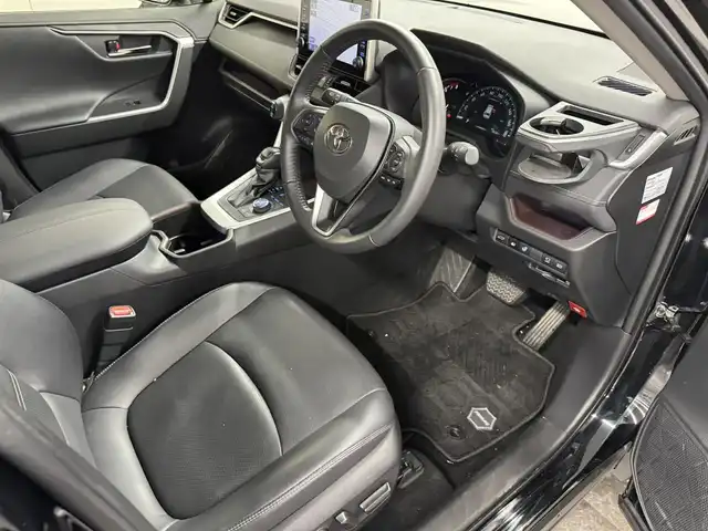 トヨタ ＲＡＶ４ G Zパッケージ 三重県 2022(令4)年 1.8万km アティチュードブラックマイカ ガソリン/4WD/MTモード付フロアCVT/純正 9インチディスプレイオーディオ＆ナビ/（AM/FM/USB/iPod/Bluetooth/TV/Miracast/CarPlay/AndroidAuto）/パノラミックビューモニター/ビルトインETC/Toyota Safety Sense/・プリクラッシュセーフティ/・レーントレーシングアシスト/・レーダークルコン（全車速追従機能付）/・オートハイビーム/・ブラインドスポットモニター/・リヤクロストラフィックアラート/・インテリジェントクリアランスソナー［パーキングサポートブレーキ（静止物＆後方接近車両）］/・ロードサインアシスト/・先行車発進告知機能/・ダウンヒルアシストコントロール/装備/・黒合皮シート/・ハンズフリーパワーバックドア/・デジタルインナーミラー/・シートヒーター＆ベンチレーション（D/N）/・ステアリングヒーター/・運転席パワーシート（メモリー付8way＋電動ランバーサポート）/・左右独立オートエアコン/・オートライト/・LED ヘッドライト＆フロントフォグライト/・マルチテレインセレクター（走行モード選択ダイヤル）/・ステアリングスイッチ/・電子パーキングブレーキ/・保/取/マルチ取/ナビ取/など