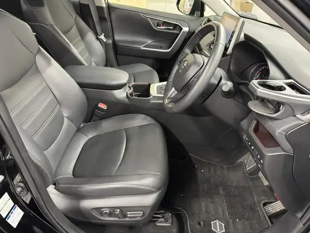 トヨタ ＲＡＶ４ G Zパッケージ 三重県 2022(令4)年 1.8万km アティチュードブラックマイカ ガソリン/4WD/MTモード付フロアCVT/純正 9インチディスプレイオーディオ＆ナビ/（AM/FM/USB/iPod/Bluetooth/TV/Miracast/CarPlay/AndroidAuto）/パノラミックビューモニター/ビルトインETC/Toyota Safety Sense/・プリクラッシュセーフティ/・レーントレーシングアシスト/・レーダークルコン（全車速追従機能付）/・オートハイビーム/・ブラインドスポットモニター/・リヤクロストラフィックアラート/・インテリジェントクリアランスソナー［パーキングサポートブレーキ（静止物＆後方接近車両）］/・ロードサインアシスト/・先行車発進告知機能/・ダウンヒルアシストコントロール/装備/・黒合皮シート/・ハンズフリーパワーバックドア/・デジタルインナーミラー/・シートヒーター＆ベンチレーション（D/N）/・ステアリングヒーター/・運転席パワーシート（メモリー付8way＋電動ランバーサポート）/・左右独立オートエアコン/・オートライト/・LED ヘッドライト＆フロントフォグライト/・マルチテレインセレクター（走行モード選択ダイヤル）/・ステアリングスイッチ/・電子パーキングブレーキ/・保/取/マルチ取/ナビ取/など
